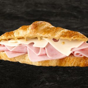 Croissant rellena con jamon y queso